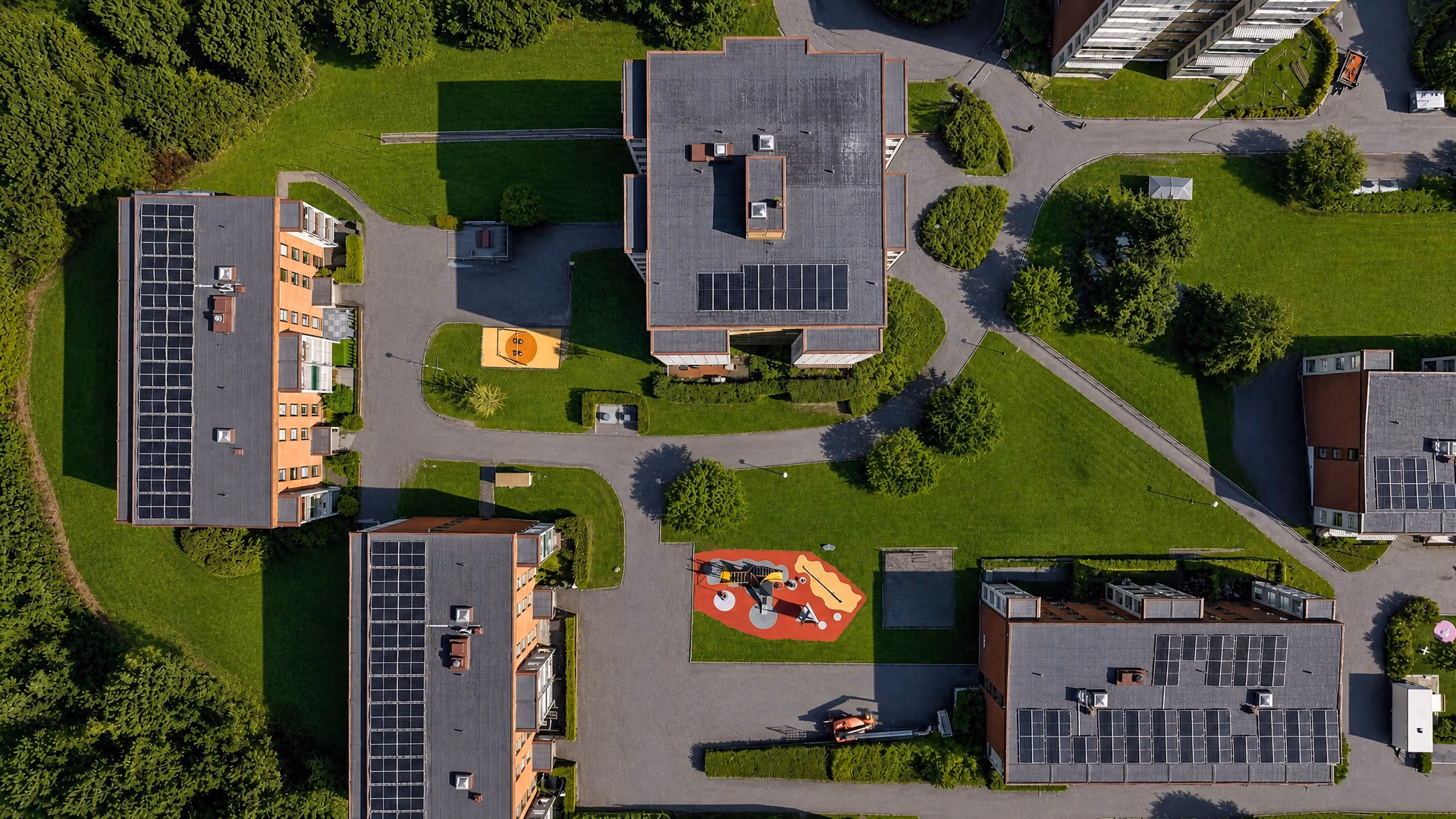 Solcelleanlegg på flere tak ved Øvre Haugen