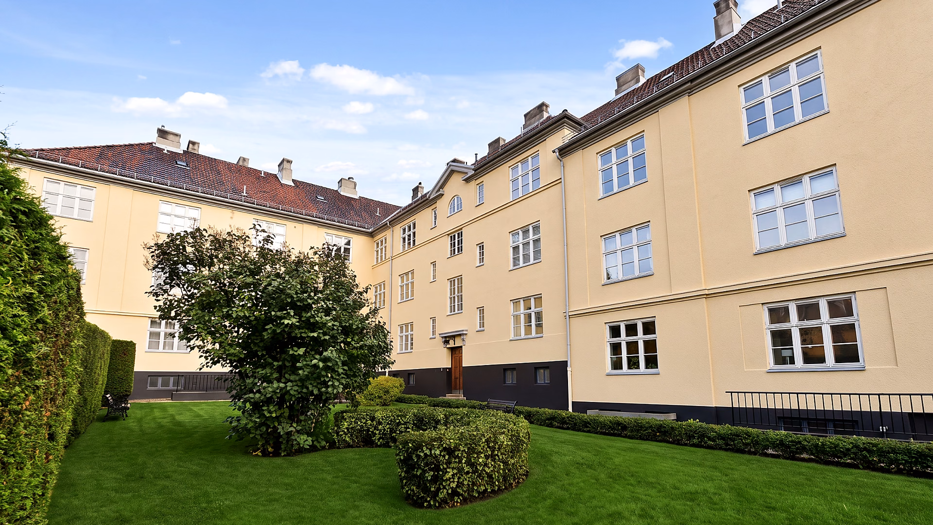 Vøientunet borettslag med klassisk gul fasade og hvite vinduer