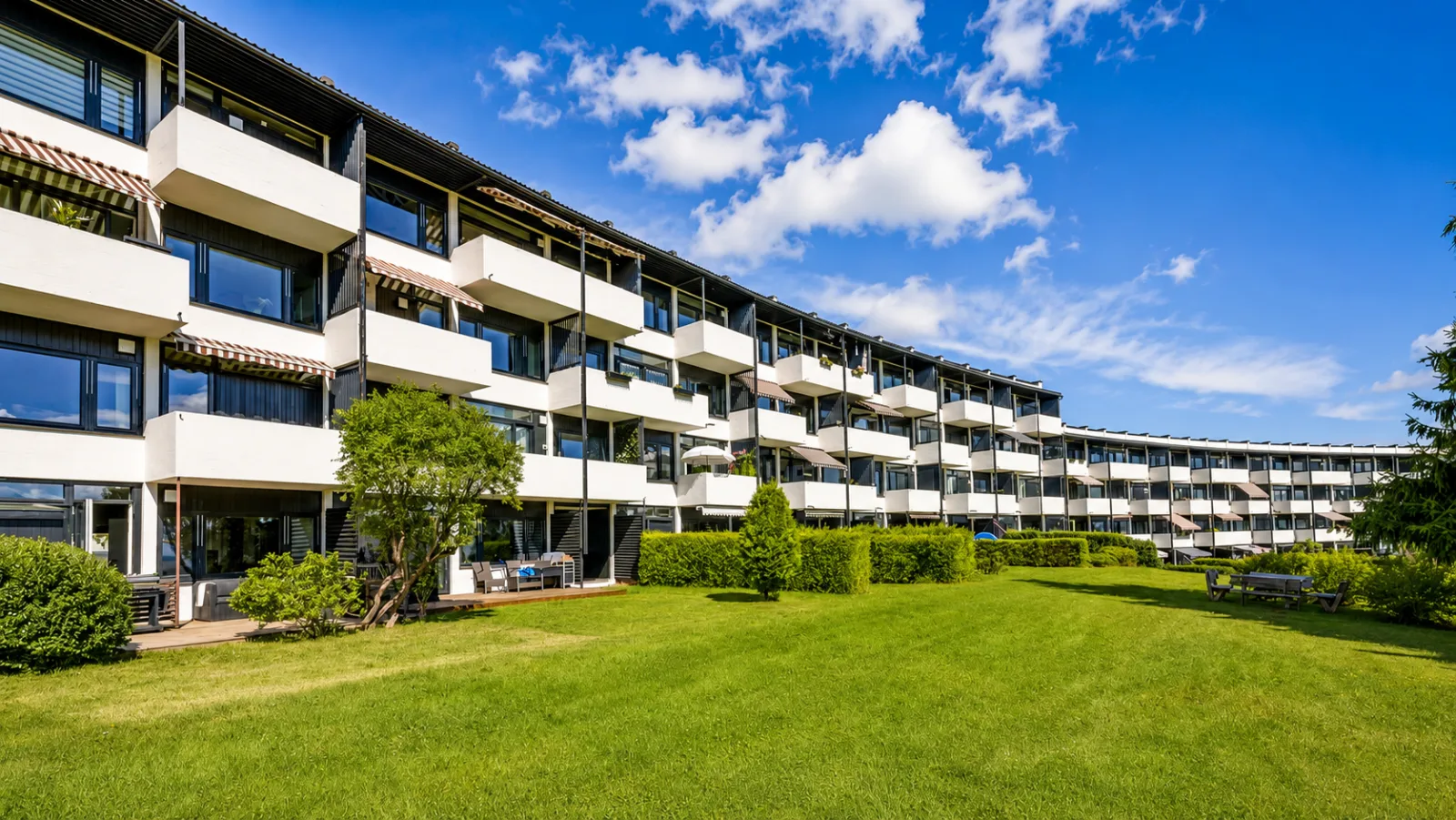 Boligbygg med balkonger og felles grøntareal