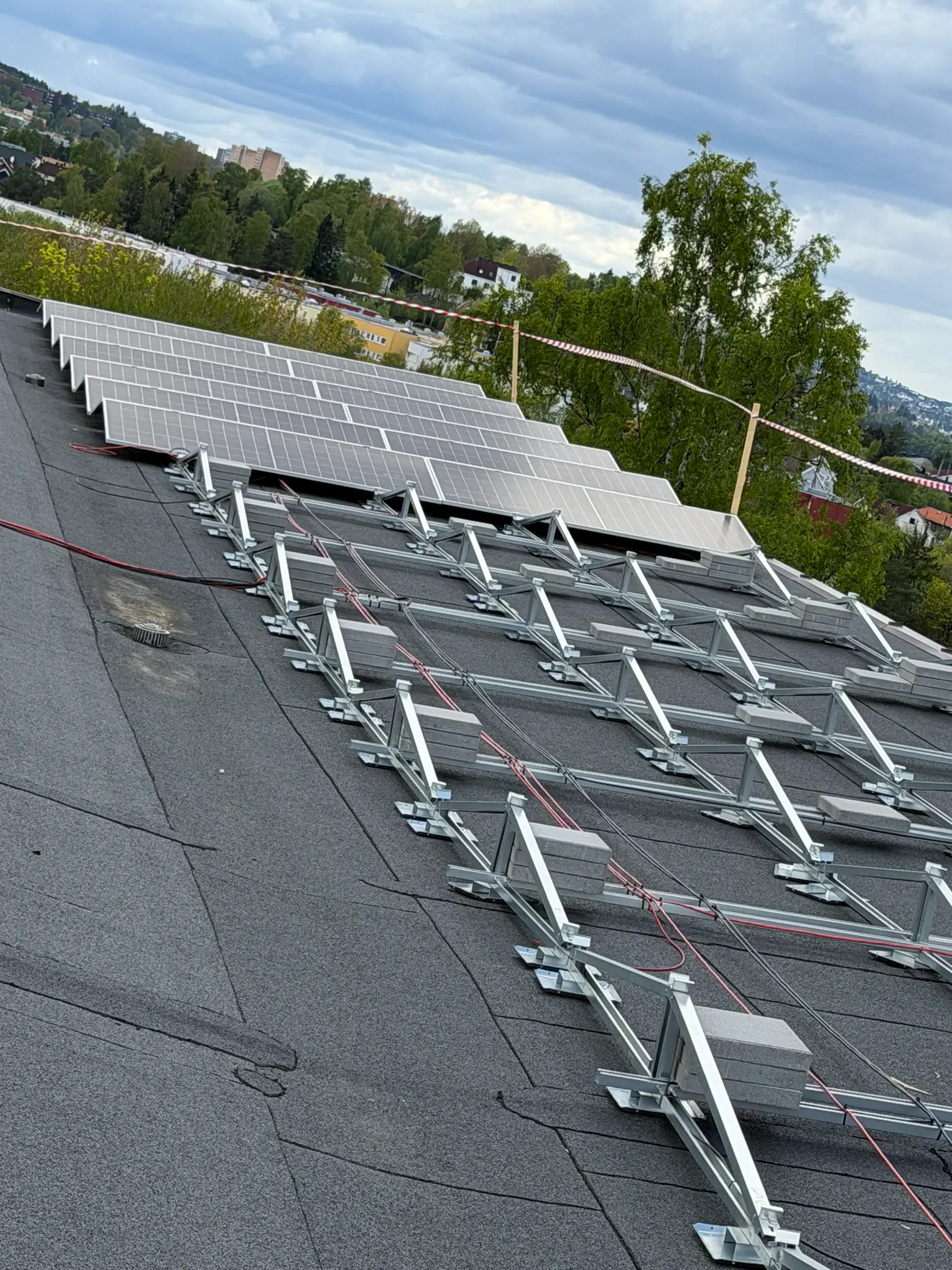 Solcelleinstallasjon under arbeid ved Øvre Haugen Borettslag